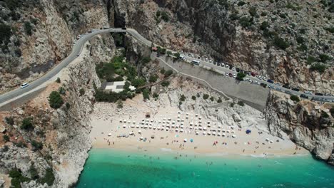 la increíble y hermosa playa de kaputaş en la región de antalya en turquía.