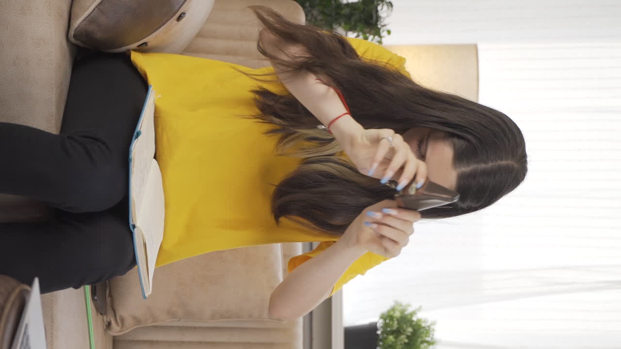 불행하고 슬픈 가난한 여학생의 수직 비디오.