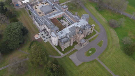 Wunderschönes-Gotisches-Schloss-In-Der-Britischen-Landschaft-In-Wales