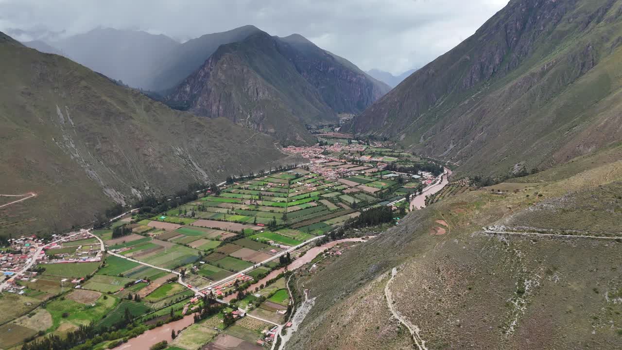 vista aérea de drones de la ciudad inca de ollantaytambo en las montañas de perú y las ruinas incas