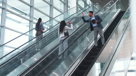 Escaleras-Mecánicas,-Oficinas-Y-Gente-De-Negocios-Choca-Esos-Cinco