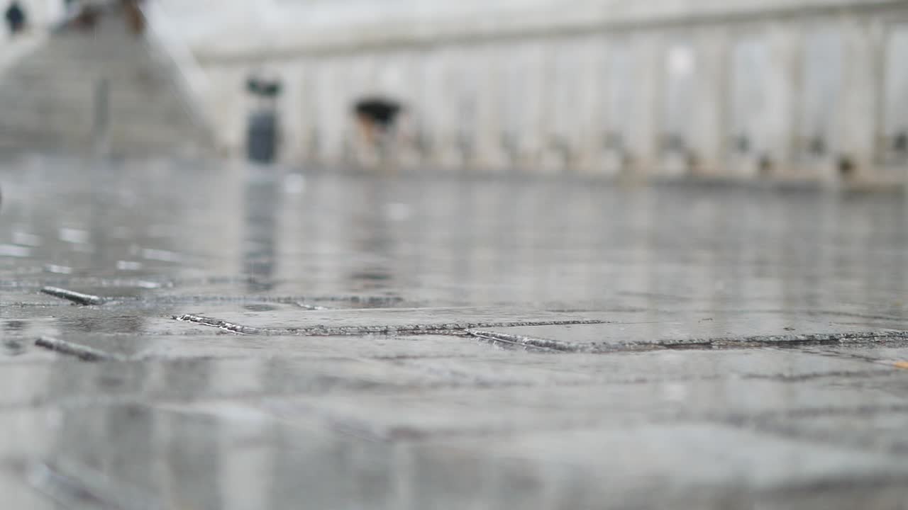 el pavimento mojado en un día lluvioso