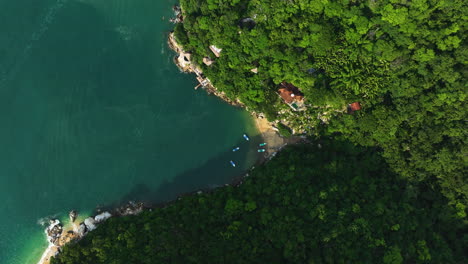 Toma-Aérea-De-Arriba-Hacia-Abajo-Elevándose-Por-Encima-De-Los-Barcos-En-La-Playa-De-Colomitos,-En-El-Soleado-México