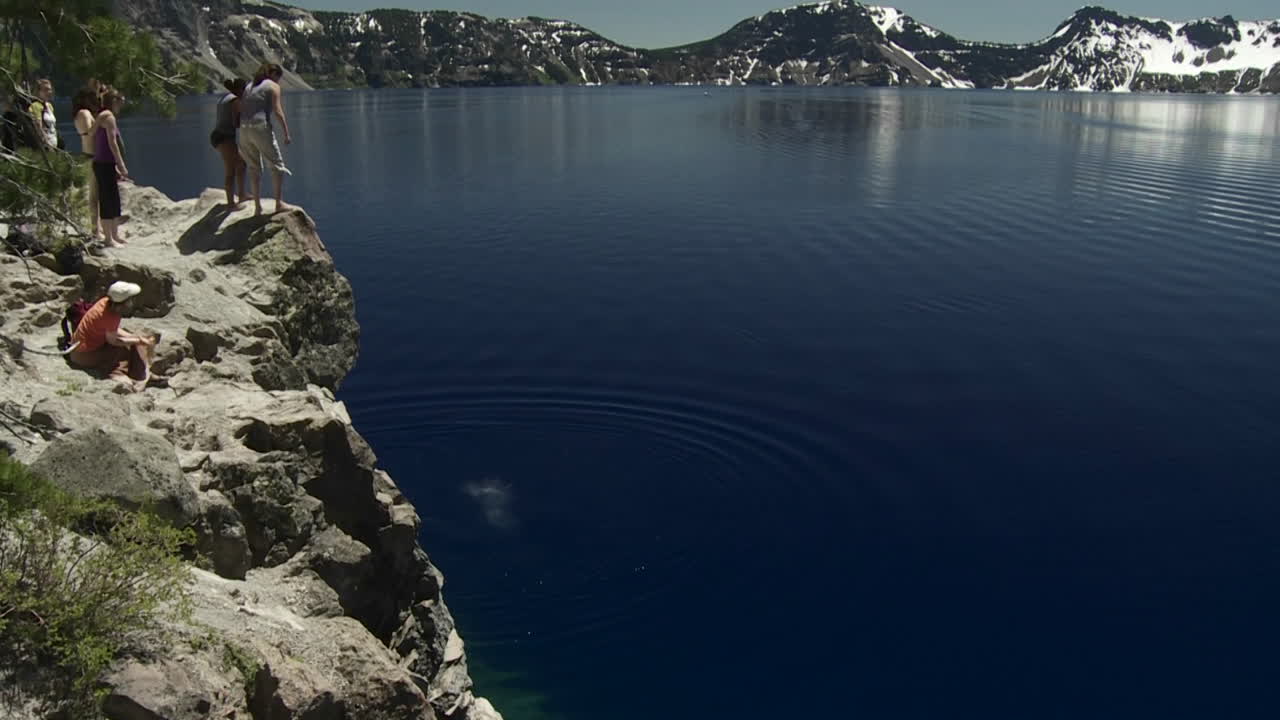 오레곤 분화구 호수에 사람들이 뛰어들다
