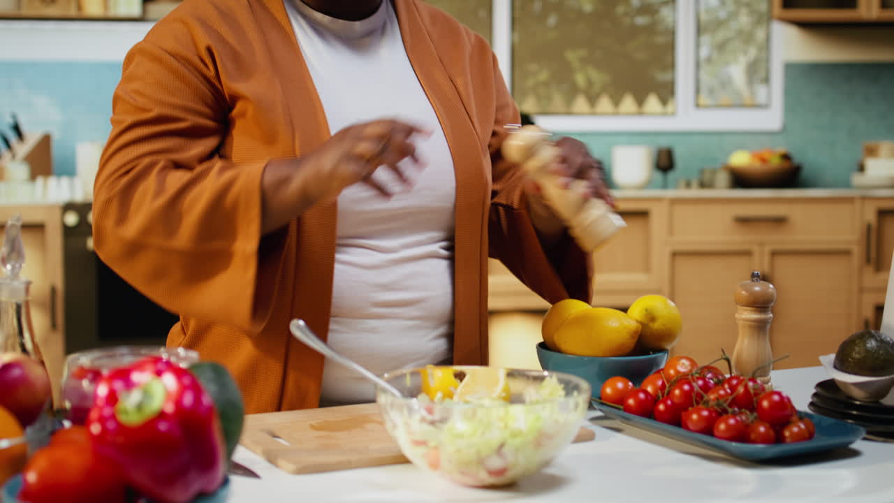Influenciadora negra misturando ingredientes de salada em uma tigela