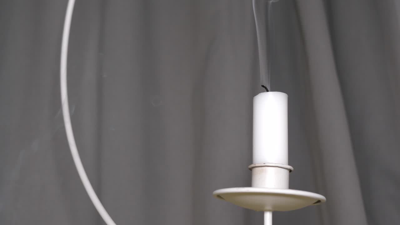 백인 손은 스너퍼, 슬로우 모션으로 기둥 촛불을 꺼냅니다.