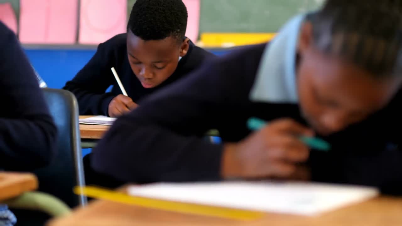 Écoliers étudiant en classe 4k