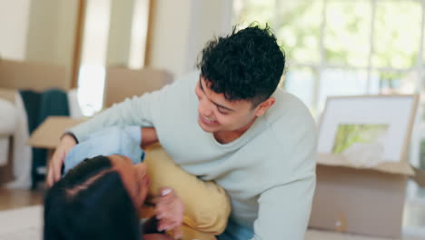 커플, tickling 및 재미와 함께 움직이는 상자