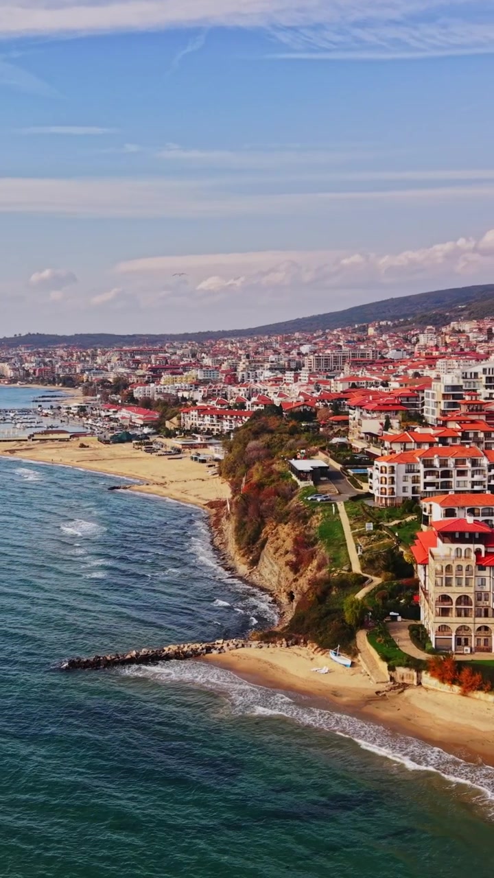 Vista aerea di una città costiera in Bulgaria con spiaggia sabbiosa ed edifici