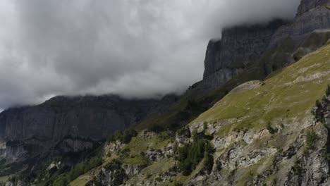 wolken, die über berge in den schweizer alpen rollen