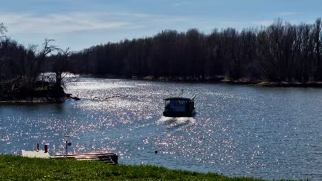 Barco-Eléctrico-Ecológico-Navegando-En-El-Lago,-Tour-Turístico-En-El-Parque-Natural,-Lapso-De-Tiempo