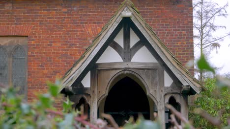 cerca de la entrada de la puerta de estilo tudor en un edificio de ladrillo