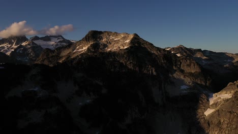 Hermosos-Tonos-De-Puesta-De-Sol-Sobre-El-Paisaje-Alpino-Squamish-En-Columbia-Británica,-Canadá