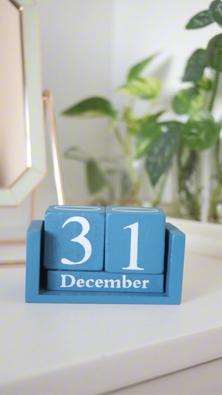 Calendario perpetuo in legno blu che mostra il 31 dicembre