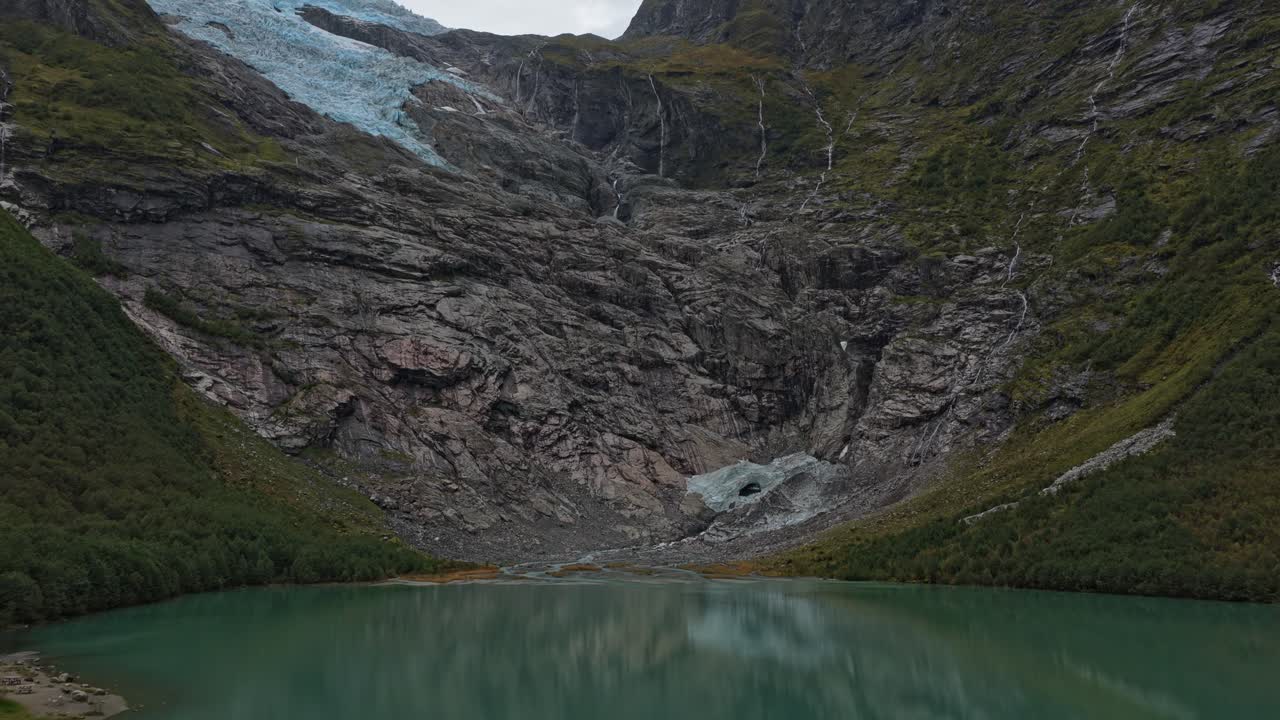 Scioglimento del ghiacciaio visto dall'alto: Ghiacciaio Boyabreen, Norvegia dei Fiordi, scatto aereo.