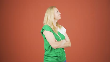 la mujer que está ofendida.