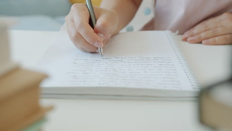 mujer tomando notas