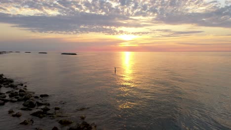 rocas de la isla de presque y puesta de sol 4k