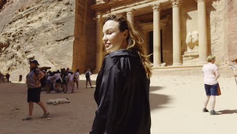 mujer visitando petra, jordania