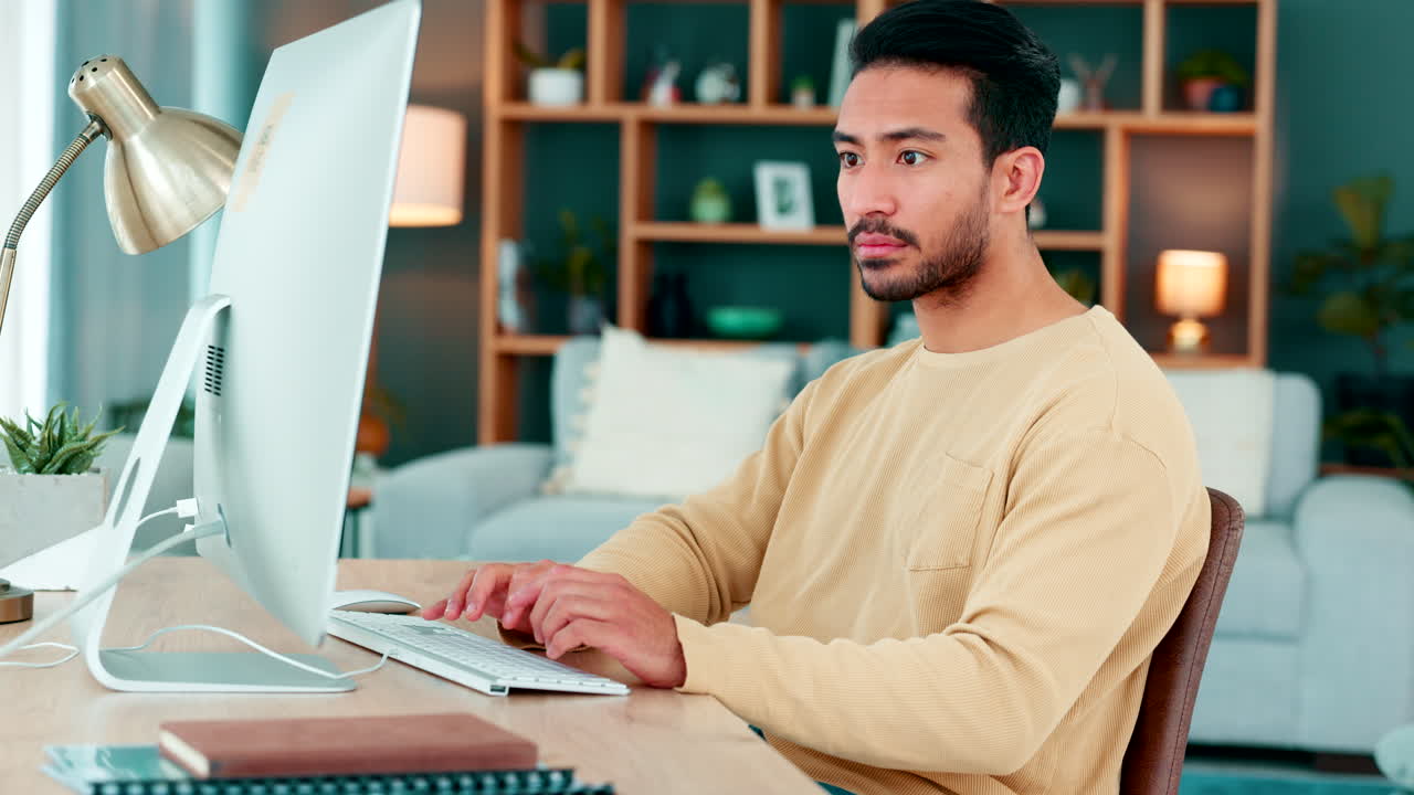 남성 웹 디자이너가 인터넷 코드를 입력하고 있습니다.