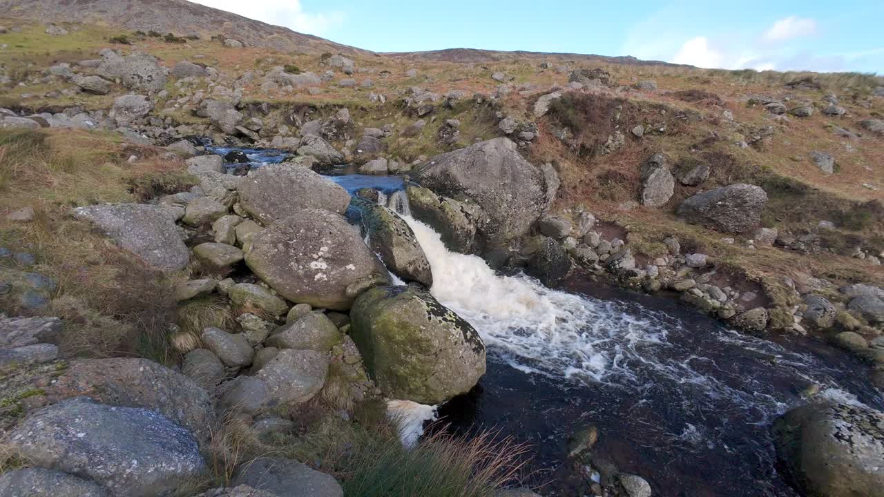 corriente de montaña en movimiento lento en invierno montañas comeragh waterford irlanda