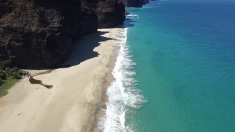 playa de kalalau en la costa de na pali en hawaii por drone