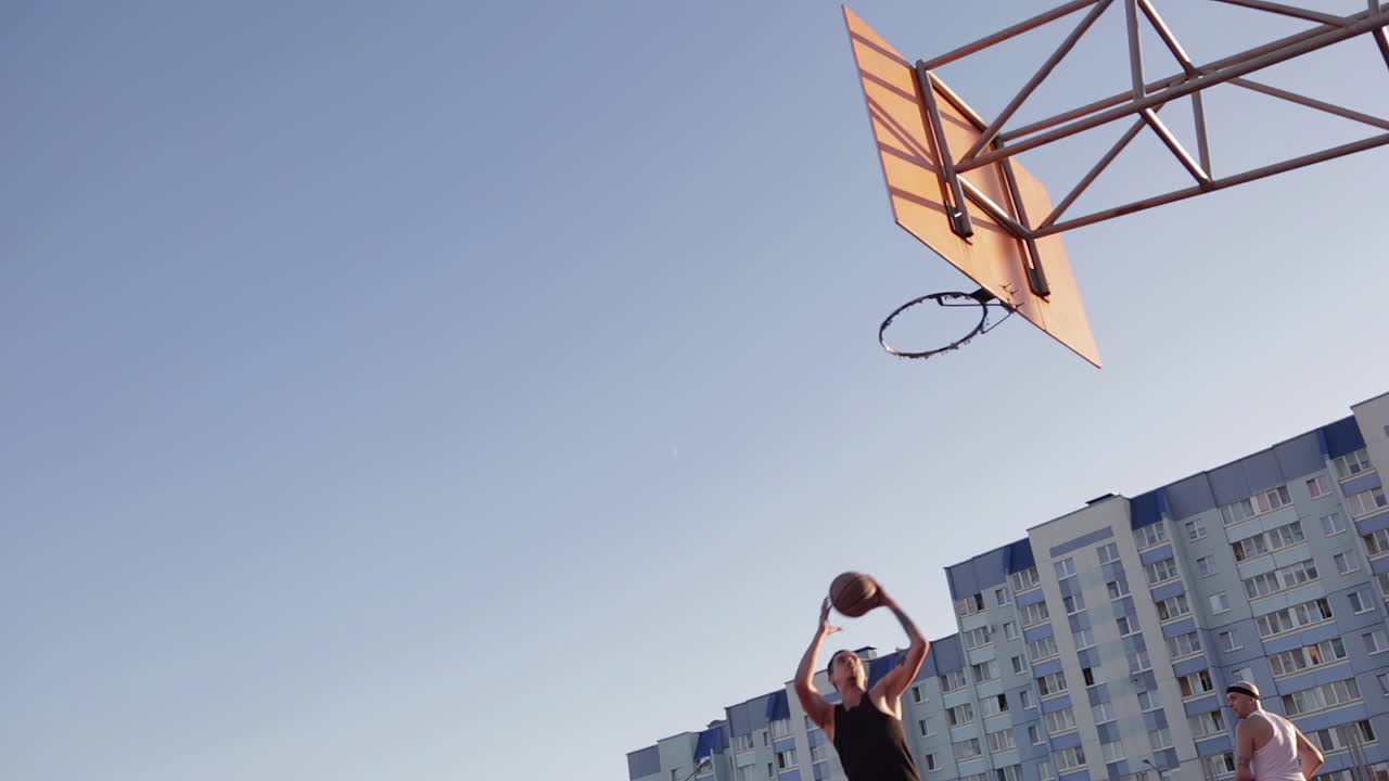 juego de baloncesto en la cancha al aire libre
