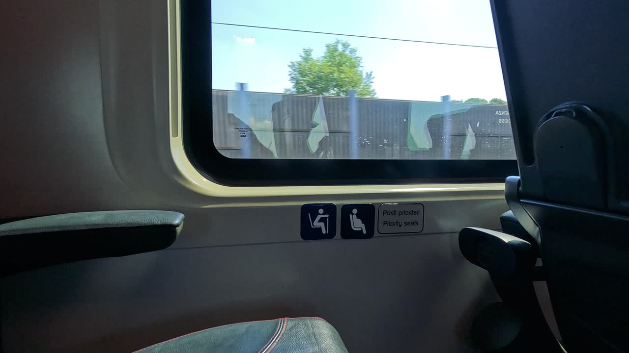 이탈리아 밀라노의 기차 창문에서 볼 수 있는 모습