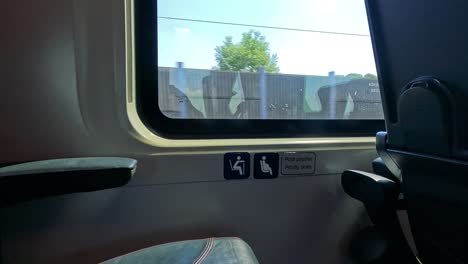 vista desde la ventana de un tren en milán, italia