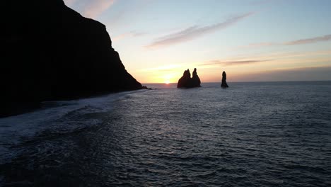 Amanecer-En-El-Sur-De-Islandia-En-Reynisfjara-Sobre-El-Mar,-Aéreo