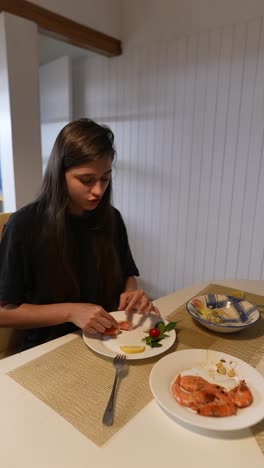 adolescente comiendo camarón en casa.