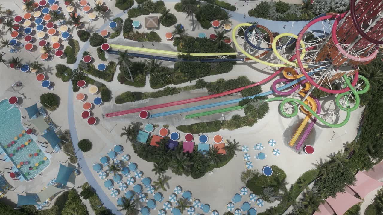 inclinaciones aéreas a una enorme torre de tobogán acuático en el parque acuático thrill, coco cay