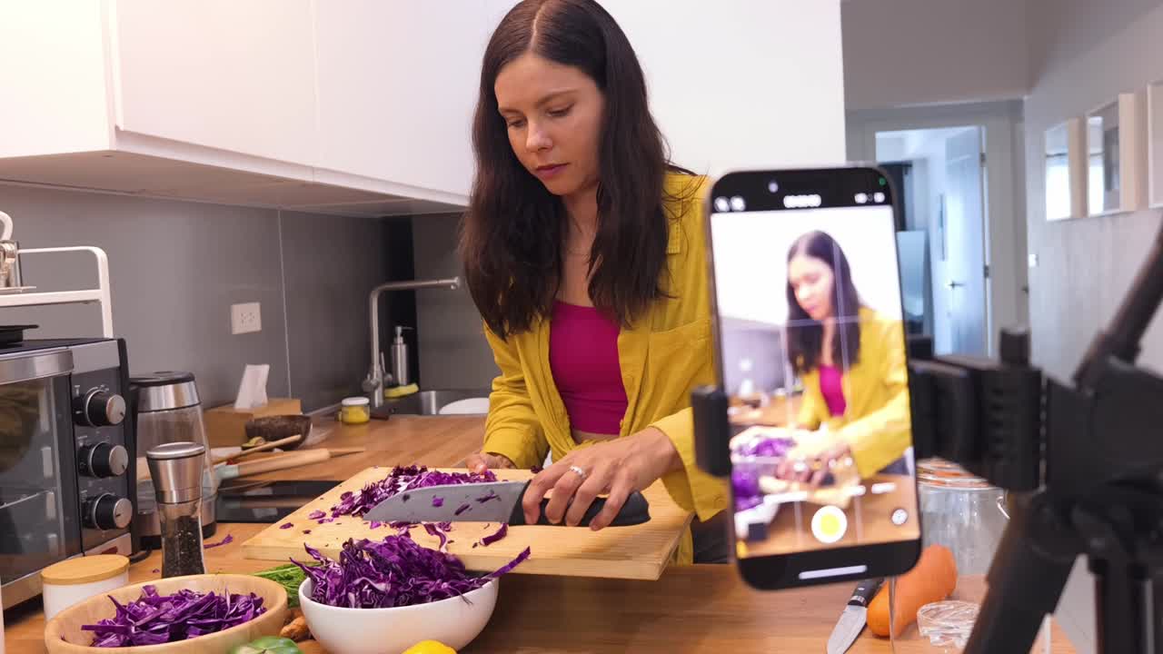 mujer preparando una deliciosa ensalada de repollo rojo en casa