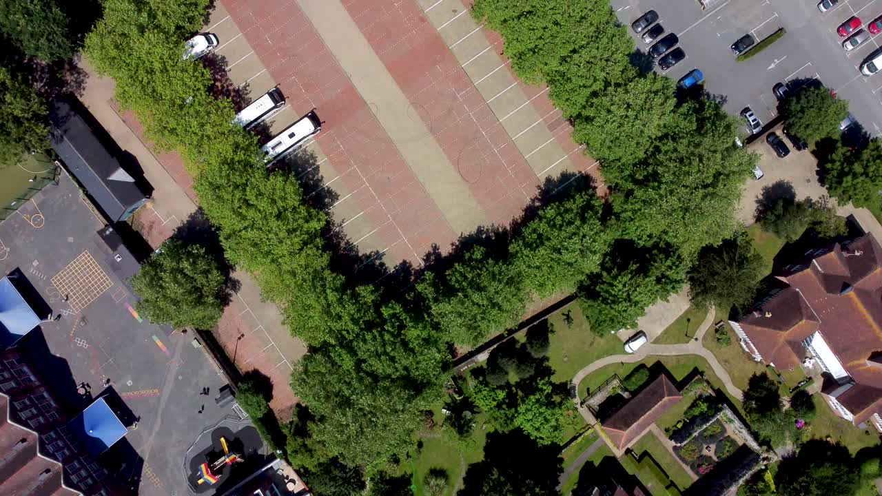 캔터베리, 켄트에 있는 코치 주차장의 무작위 4k 공중