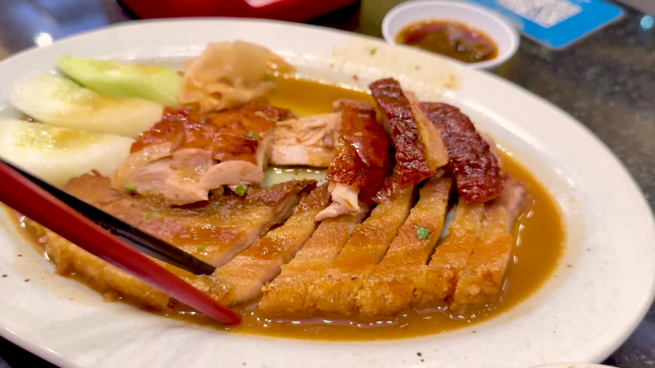 소스와 함께 구운 돼지고기를 뽑는 가락