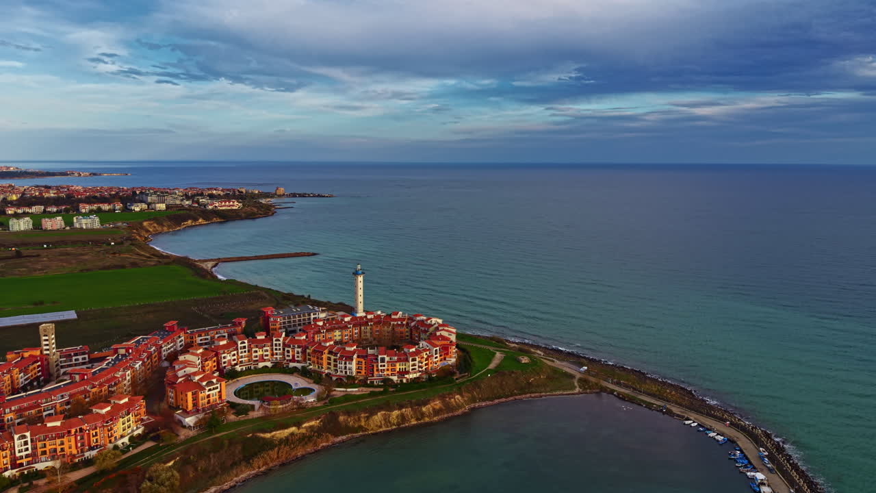 Splendida vista costiera che mette in risalto un resort vivace sullo sfondo di un oceano sereno al crepuscolo