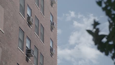 exterior de día medio de acondicionadores de aire en edificios de apartamentos