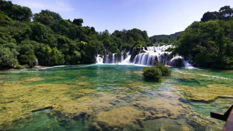 Cascada-Del-Parque-Nacional-Krka-Y-Piscina-Natural,-Paisaje-Majestuoso-Y-Naturaleza-En-Un-Día-Soleado-De-Verano,-Vista-En-Cámara-Lenta