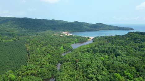 Vista-Circular-Aérea-Desde-El-Río-Malanza-Con-La-Playa-De-Malanza-Al-Fondo.