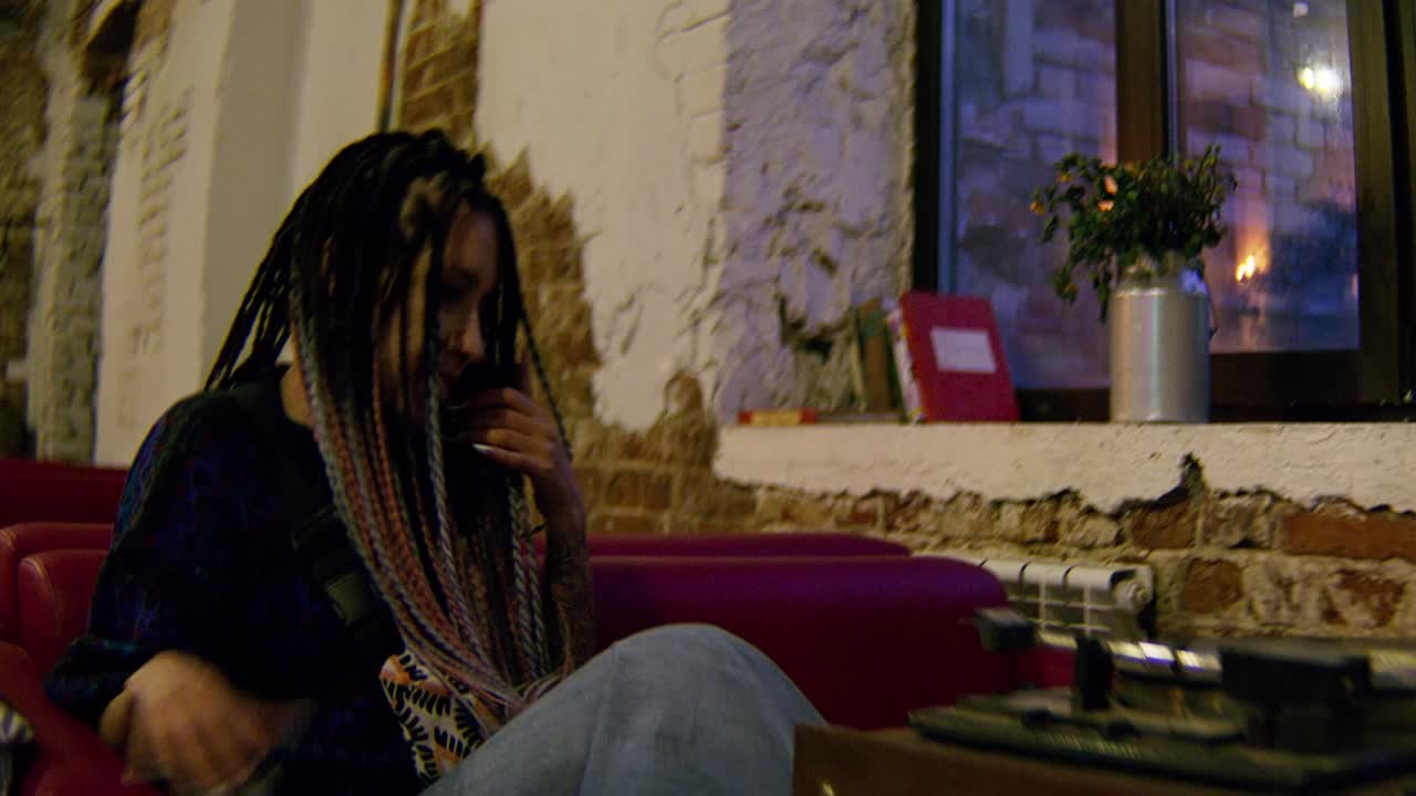 mujer escuchando música en un café