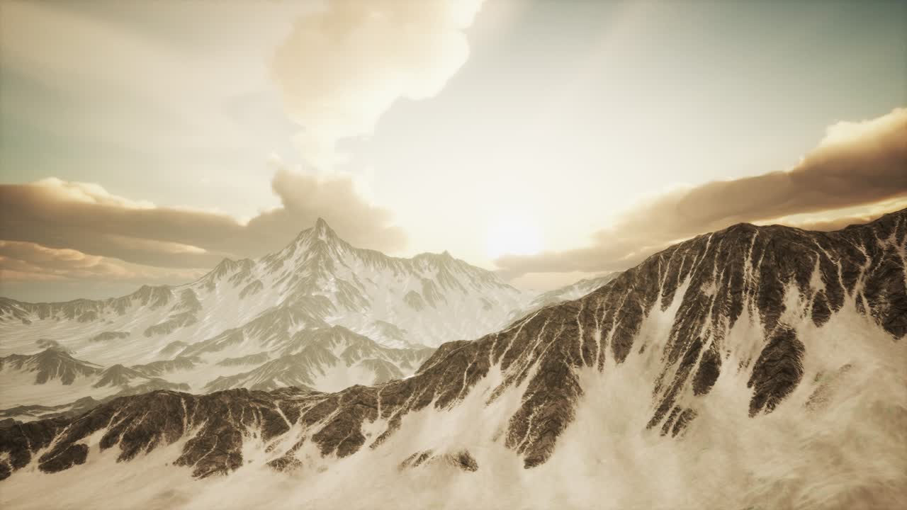 산 꼭대기에 해가 지는 광선