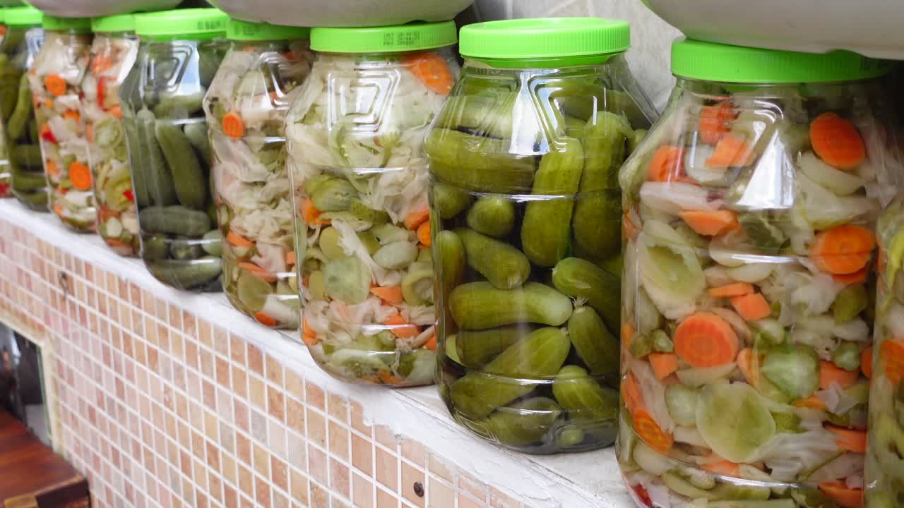 유리 항아리 에 담긴 매운 채소 의 종류