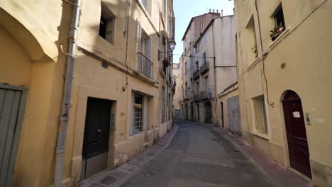 walking in montpellier during lockdown empty streets