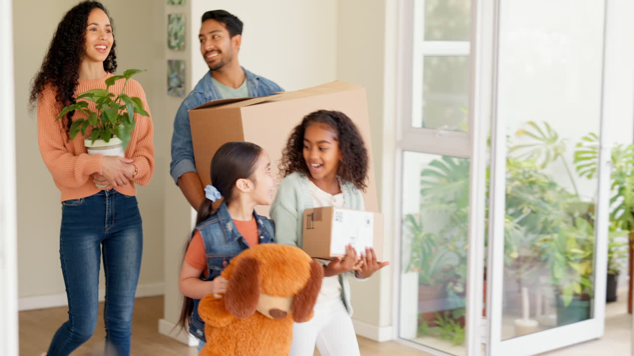 행복한 가족, 상자 그리고 진짜로 새로운 집으로 이사