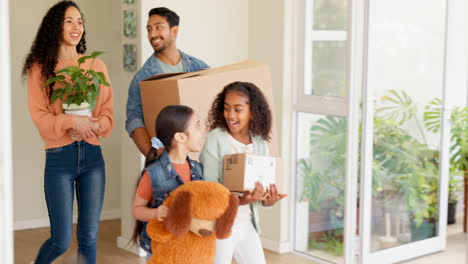 familia feliz, caja y mudarse a una nueva casa de verdad