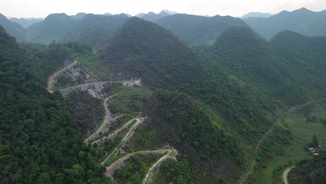 vista aérea de windy road en hillsdie en ha giang loop vietnam