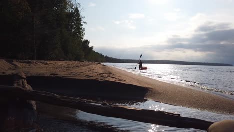 Viaje,-Kayak,-Orilla-Del-Lago-Superior,-Día-Soleado,-Islas-Apostoladas