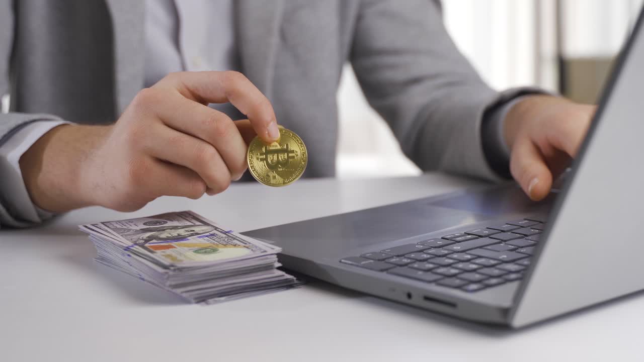 hombre de negocios invirtiendo y manteniendo bitcoin y dólares estadounidenses.