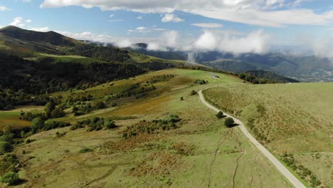 Prat-d'Albis-verdant-plateau-on-sunny-summer-day,-Pyrenees-in-France