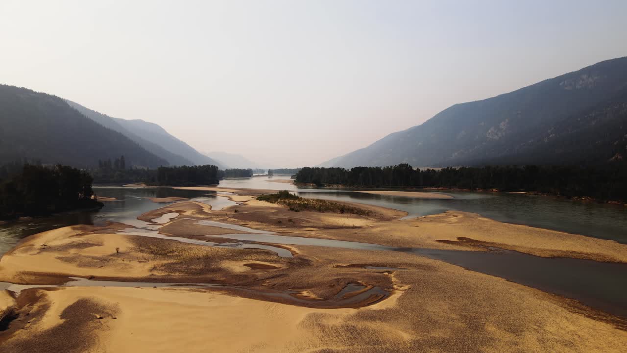 Cảnh quay drone du lịch British Columbia BC Canada về núi, cây cối và hồ trong thời gian cháy rừng.